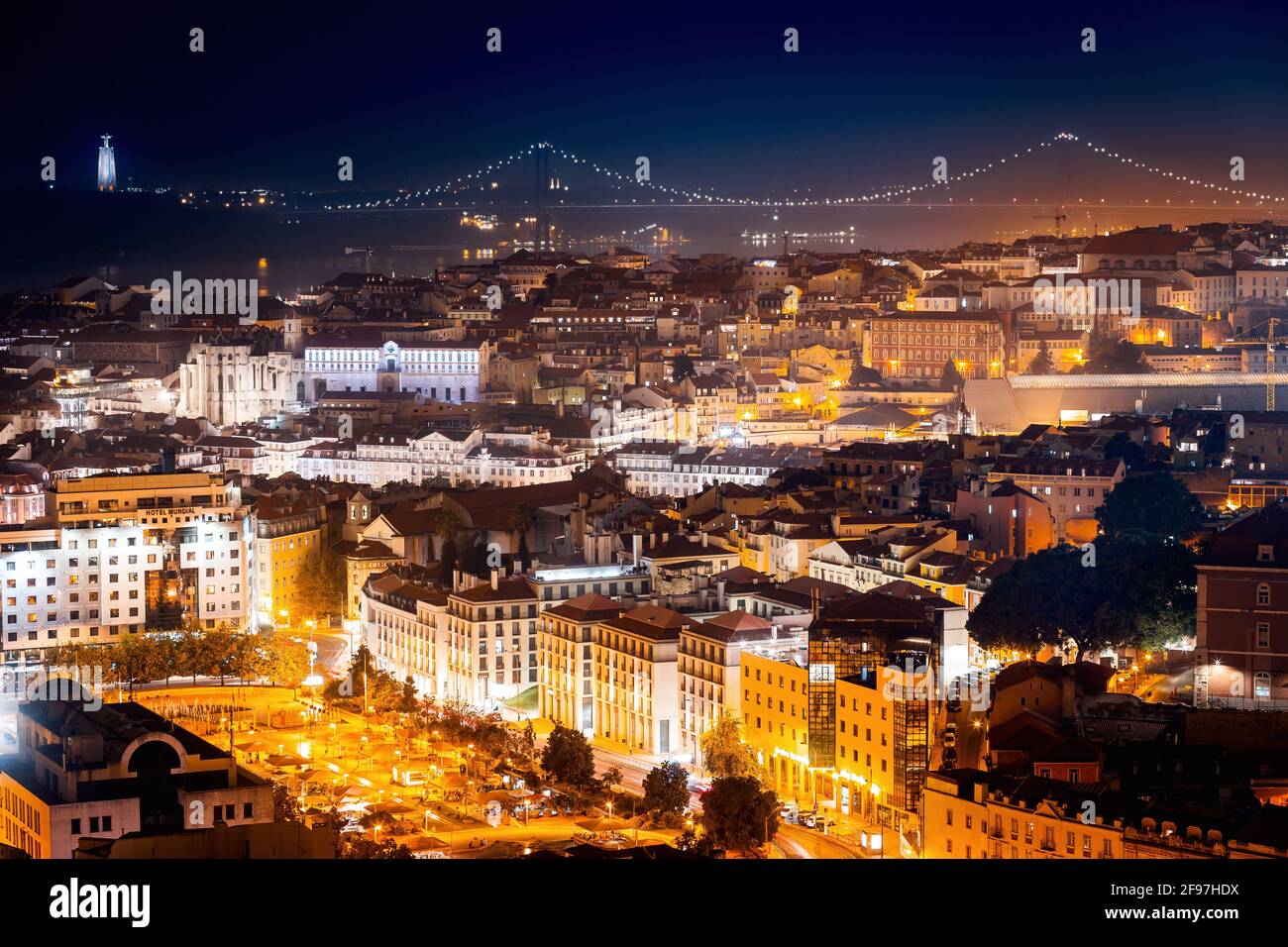 Lisbonne de nuit avec pont en arrière-plan, Portugal, Europe Banque D'Images