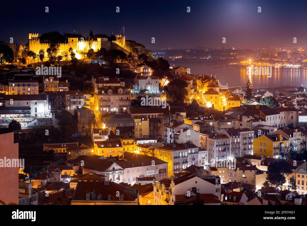 Lisbonne de nuit avec pont en arrière-plan, Portugal, Europe Banque D'Images