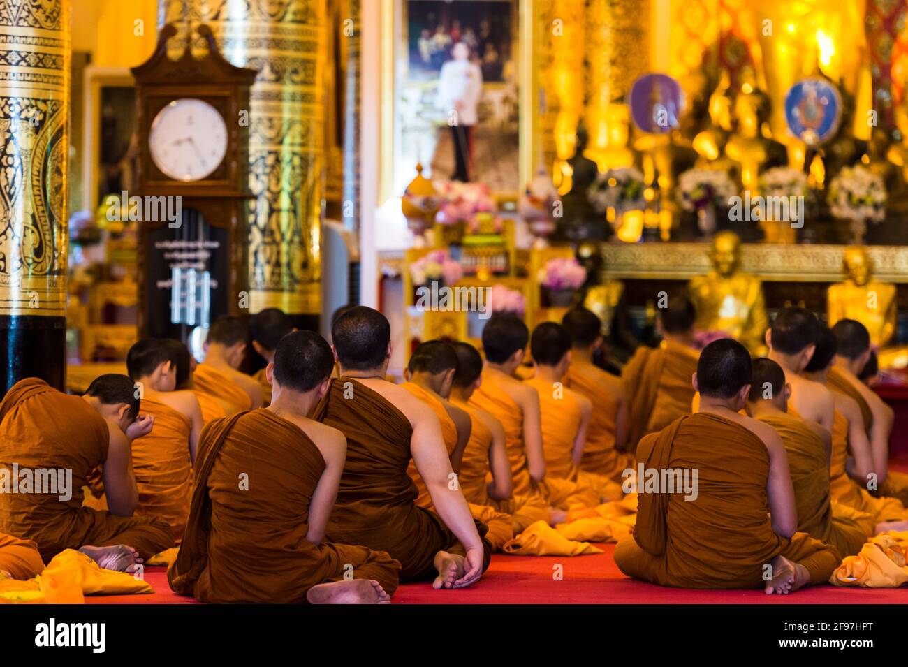 Thaïlande, Chiang Mai, temple Wat Chedi Luang, salle de prière, moines, Banque D'Images