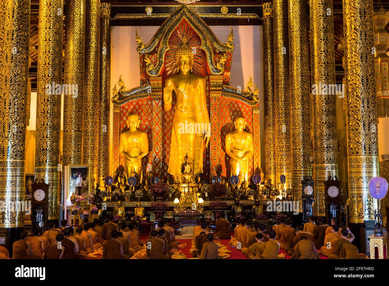 Thaïlande, Chiang Mai, temple Wat Chedi Luang, salle de prière, moines, Banque D'Images