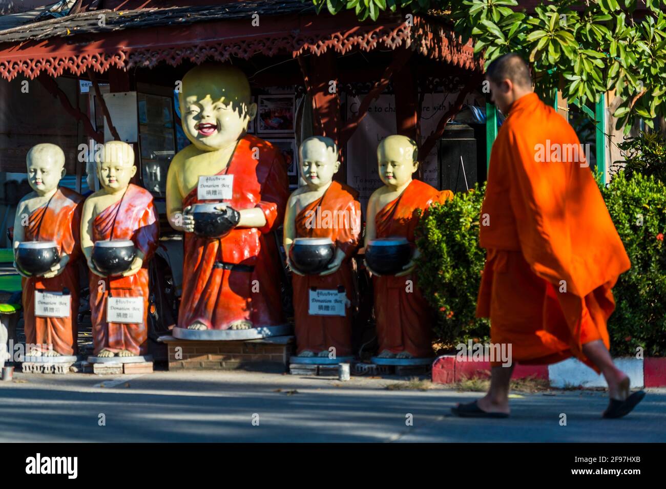 Thaïlande, Chiang Mai, temple de Wat Chedi Luang, statues de moine, moine Banque D'Images