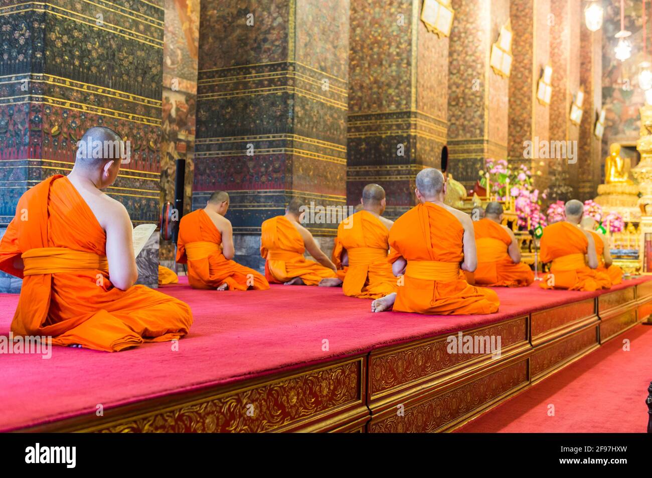 Thaïlande, Bangkok, scènes dans le temple Wat Pho, salle de prière, moines, Banque D'Images