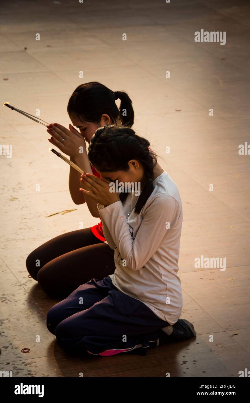 Laos, Pakse, le temple Vat Phou Salao, deux femmes, prière, Banque D'Images