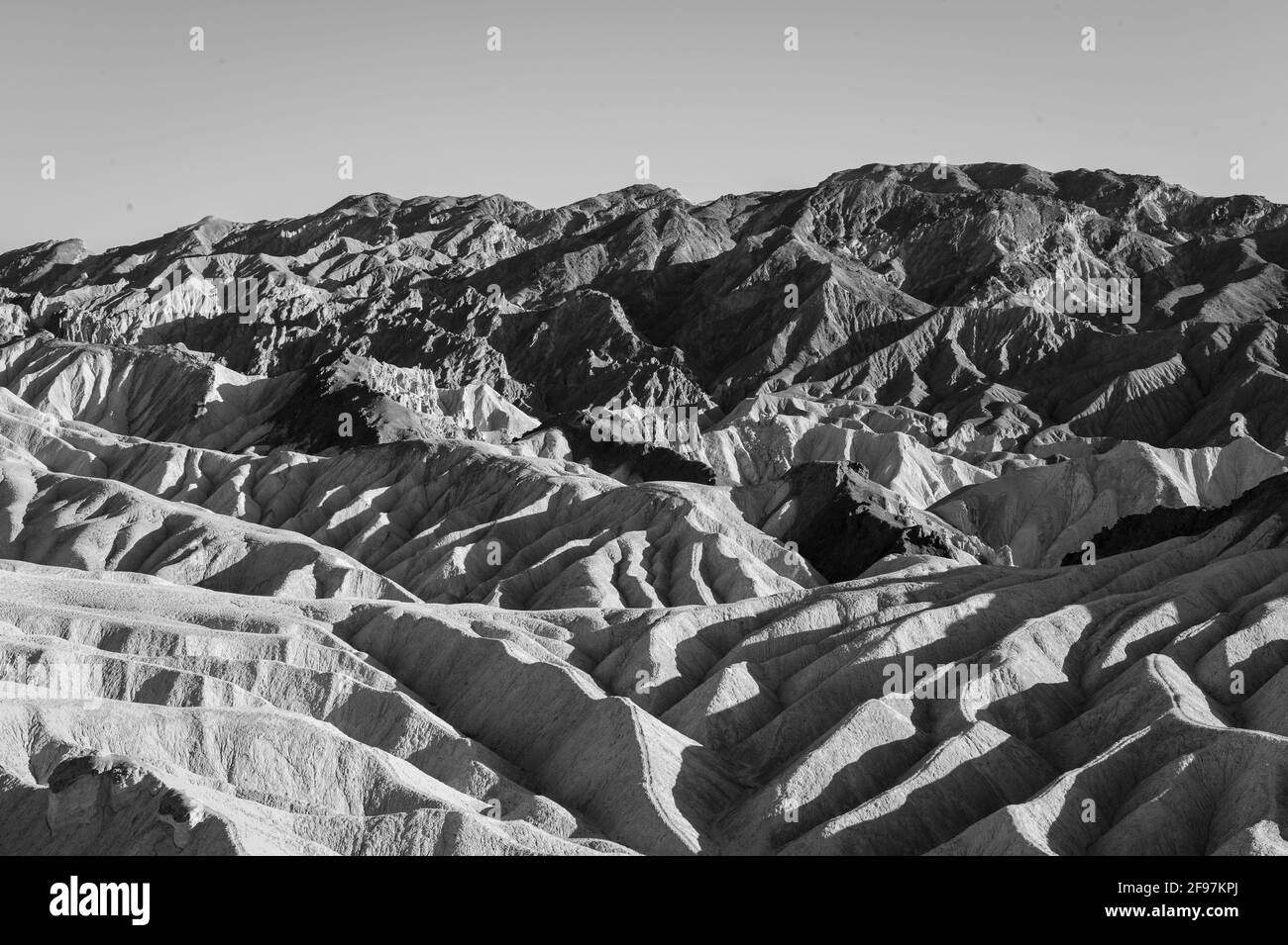 Une scène de désert pittoresque avec des crêtes fortement érodé prises sur le bien-connu Zabriskie Point, Death Valley National Park, California, USA Banque D'Images