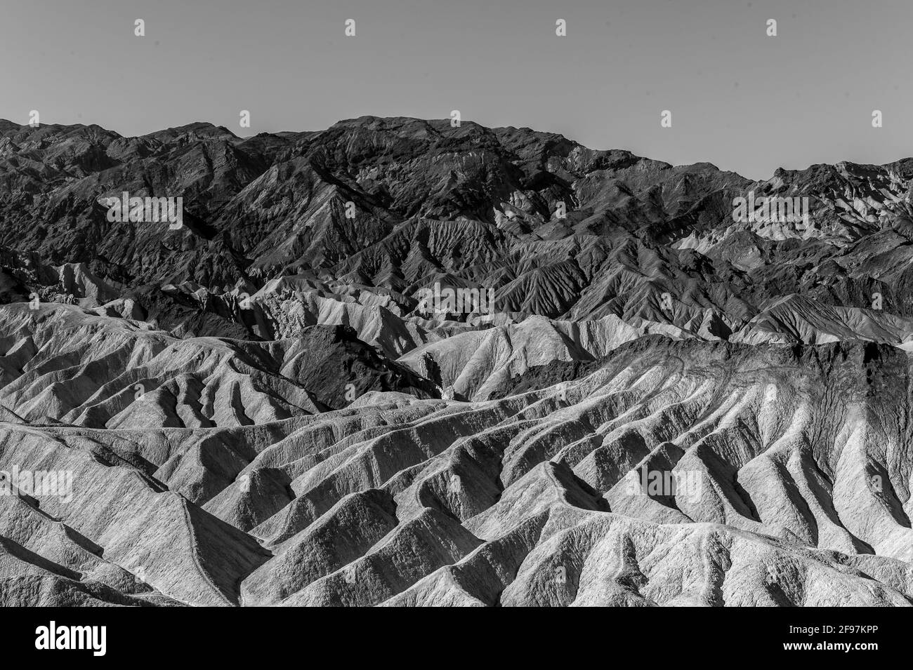 Une scène de désert pittoresque avec des crêtes fortement érodé prises sur le bien-connu Zabriskie Point, Death Valley National Park, California, USA Banque D'Images