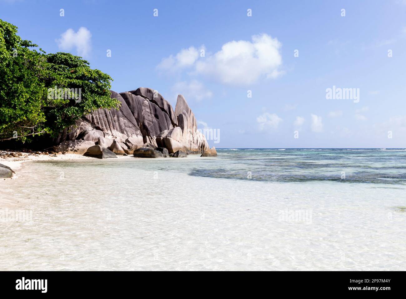 Scène typique aux Seychelles: Eau turquoise, sable blanc, palmiers - tout ressemble à un rêve Banque D'Images