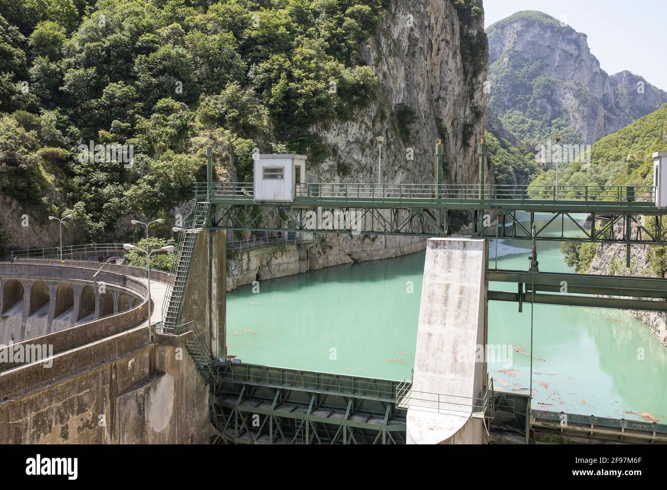 Vue sur la rivière avec un barrage bloquant le débit d'eau Banque D'Images