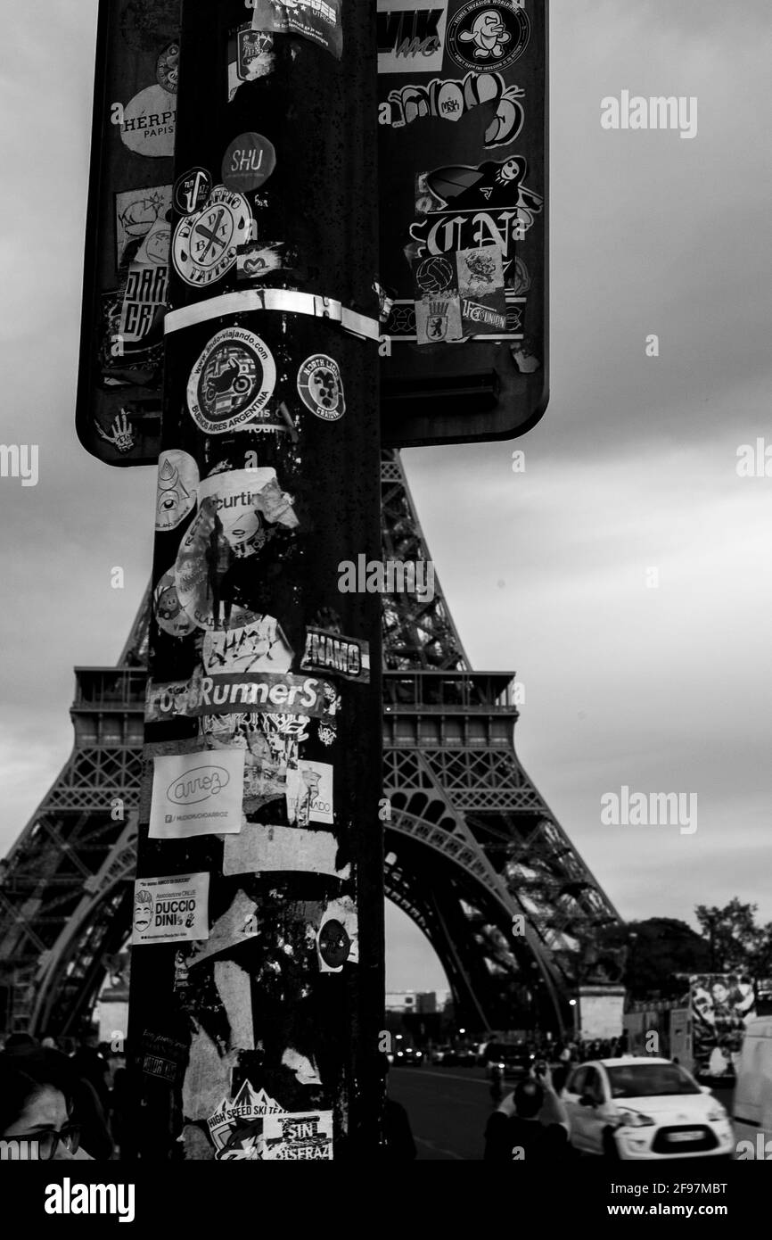La Tour Eiffel (Tour Eiffel) à Paris, France - cachée derrière un lampadaire avec des autocollants. La Tour Eiffel est le monument payé le plus visité au monde ; 6.91 millions de personnes l'ont monté en 2015. Banque D'Images