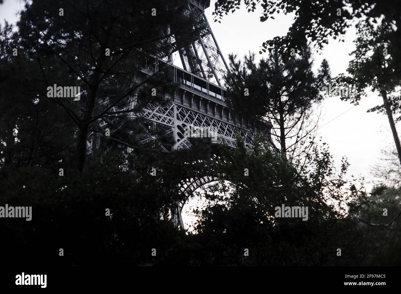 La Tour Eiffel (Tour Eiffel) à Paris, France - cachée derrière quelques arbres. La Tour Eiffel est le monument payé le plus visité au monde ; 6.91 millions de personnes l'ont monté en 2015. Banque D'Images