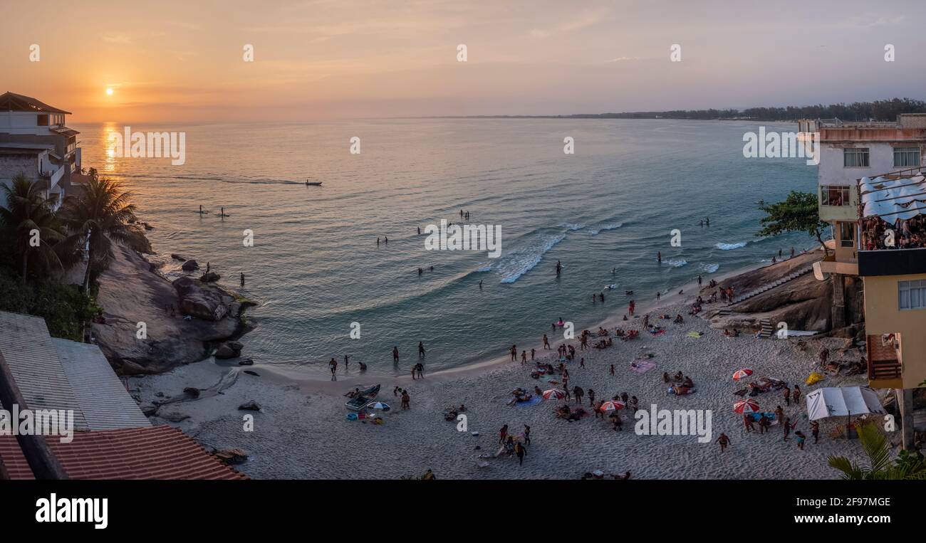 Panorama aérien photo d'un merveilleux coucher de soleil sur la plage de Barra de Guaratiba, Rio de Janeiro, Brésil. Prise de vue depuis un bar sur le toit avec Banque D'Images