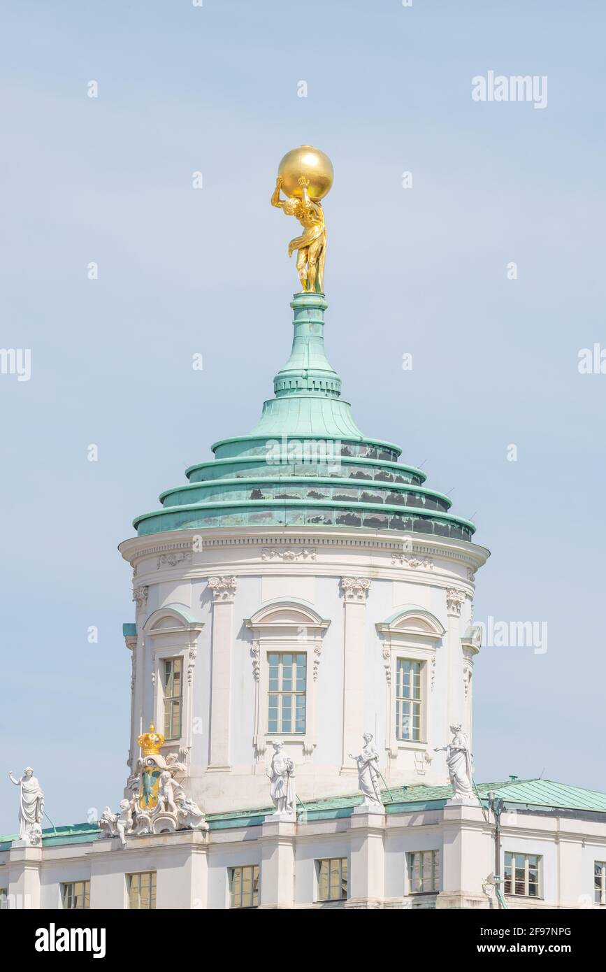 Statue d'or sur le toit d'un atlas portant un grand globe, une planète, la terre à ses épaules, au Forum de l'art et du musée d'histoire de la ville au ciel bleu, pots Banque D'Images