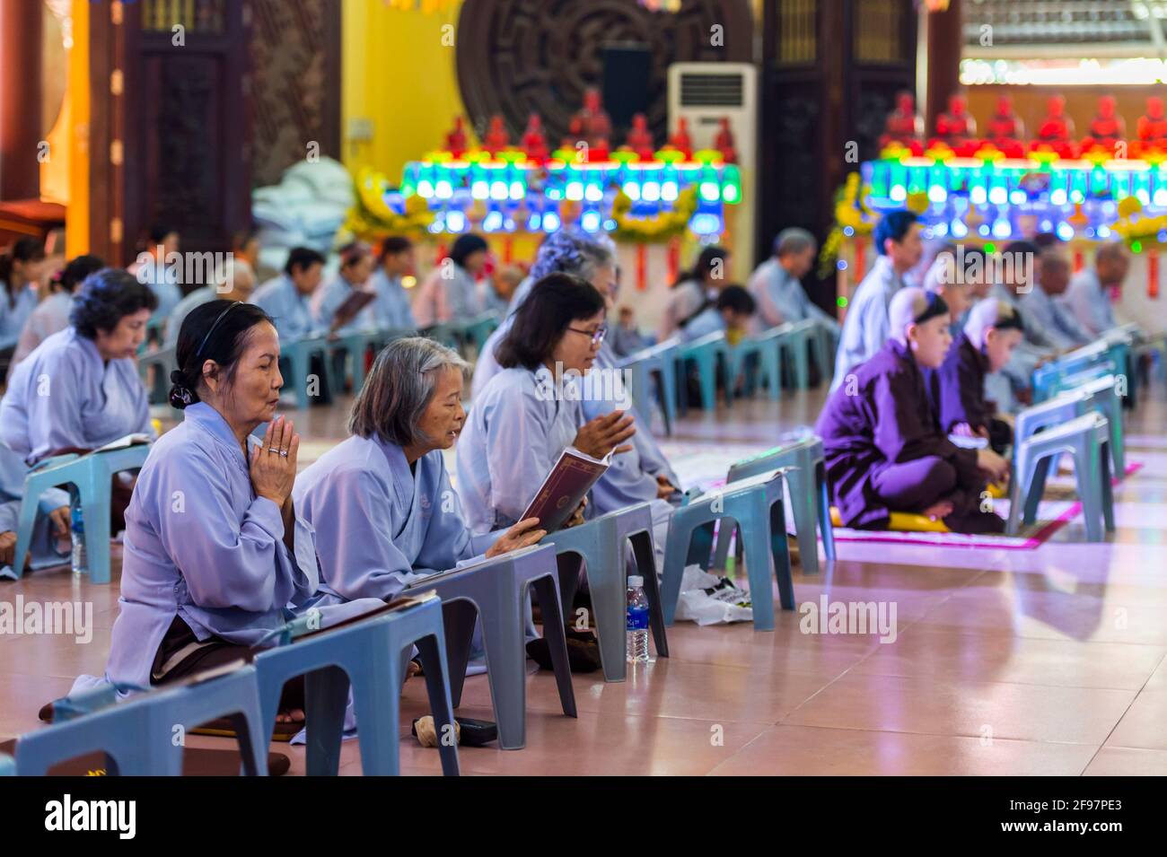 Vietnam, Ho Chi Minh ville, Chua Giac Lam Pagode avec la cérémonie Vai Duoc su (Bouddha de médecine), femmes, prière, Banque D'Images