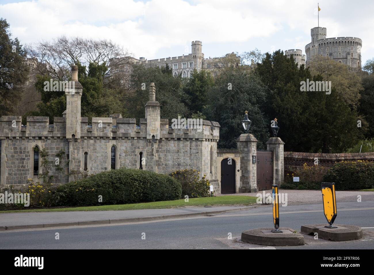 Windsor, Royaume-Uni. 16 avril 2021. Le château de Windsor est photographié derrière le pavillon Datchet Road à la veille des funérailles du duc d'Édimbourg. Les funérailles du prince Philip, époux de la reine Elizabeth IIÕs, auront lieu à la chapelle Saint-Georges, au château de Windsor, à 15 h 00 HNR, le 17 avril. Crédit : Mark Kerrison/Alamy Live News Banque D'Images