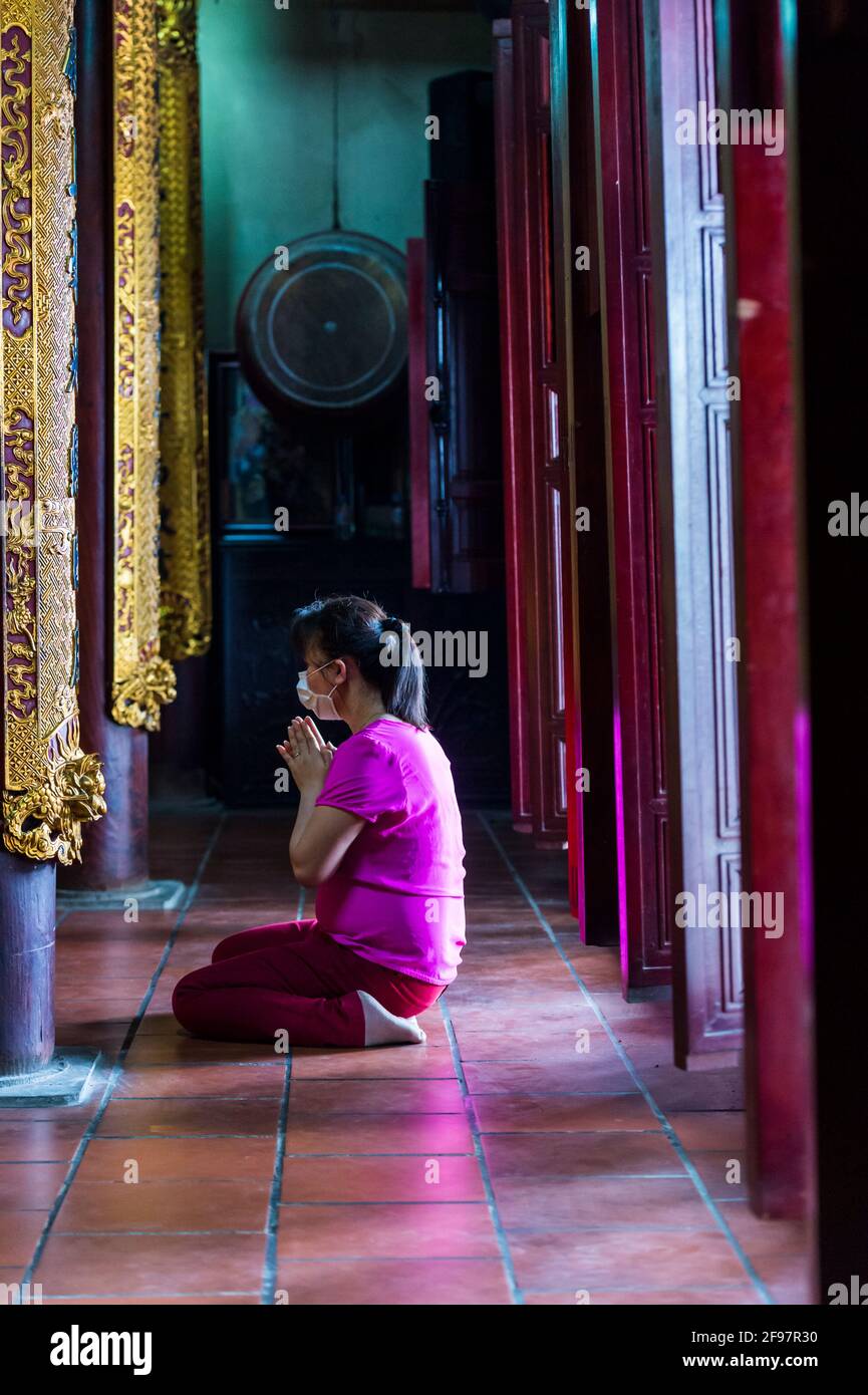 Vietnam, Hanoï, Pagode Tran Quoc sur le lac Ouest, femme, à genoux, prier, Banque D'Images