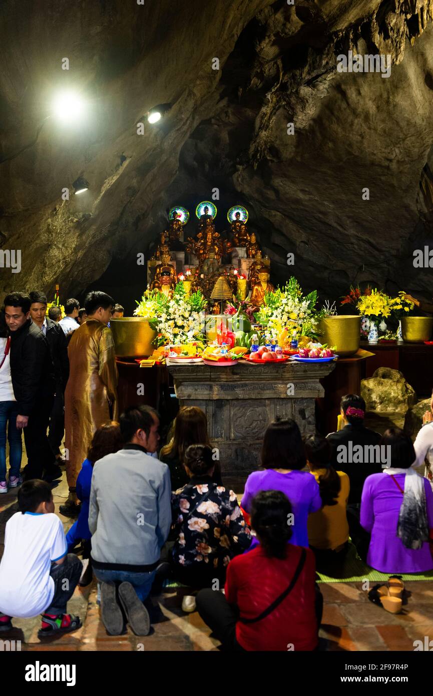 Vietnam, Ben Duc, Pagode Parfuem, Chua Houng, grotte, croyant, prière, Banque D'Images