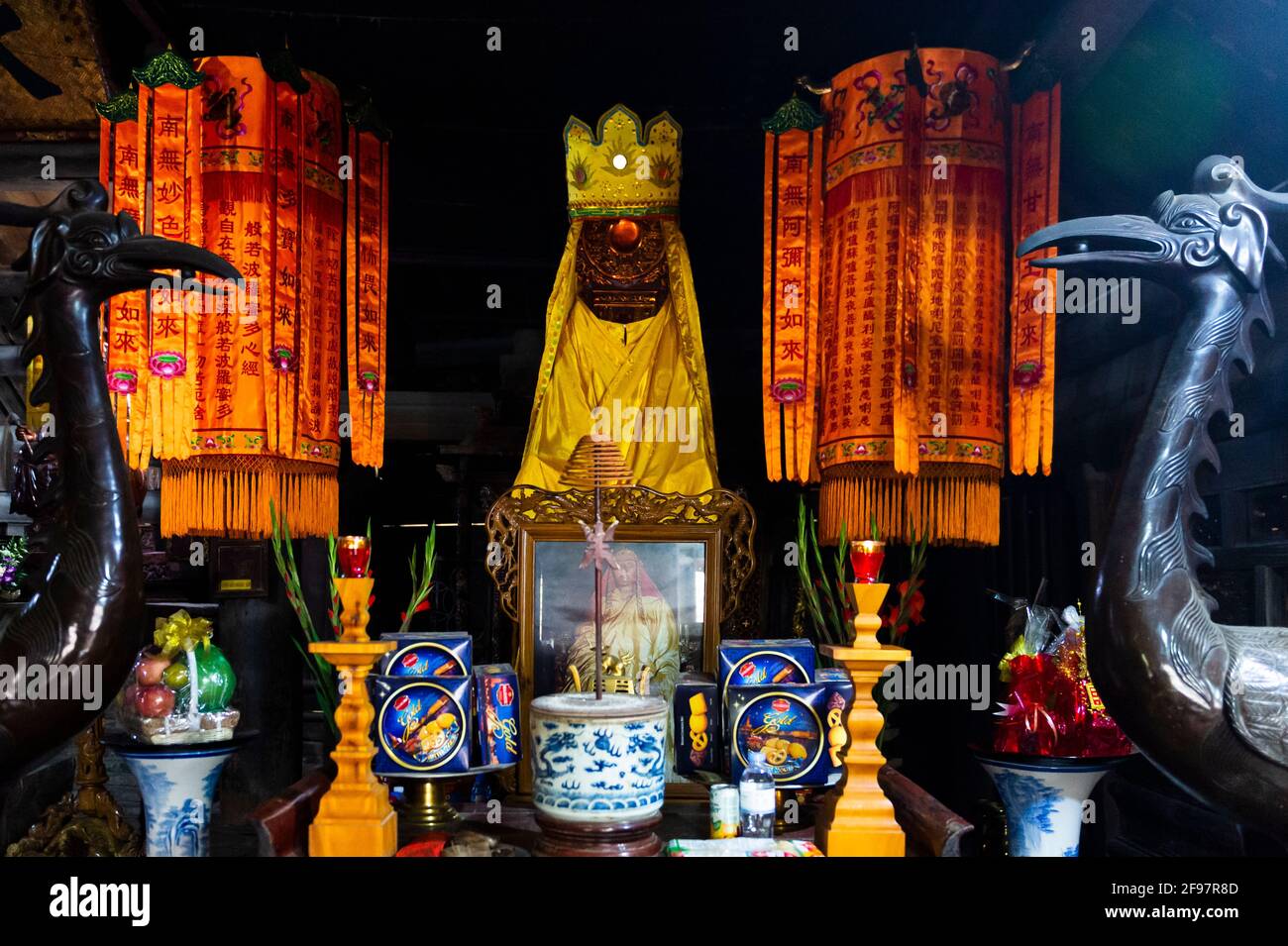 Vietnam, Tay, pagode Tay Phuong, table d'offrande, objets de dévotion, grues, sculptées Banque D'Images