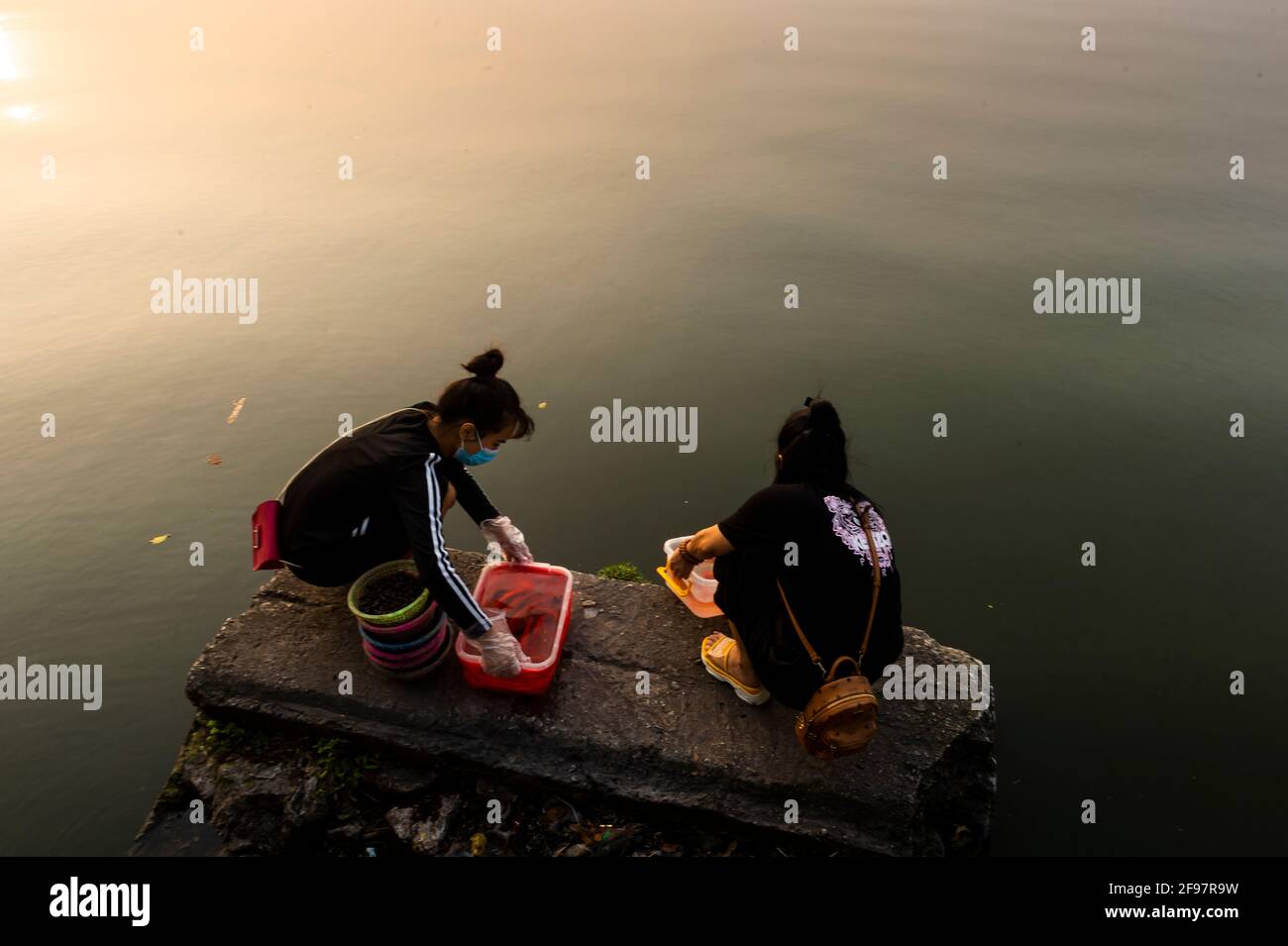 Vietnam, Hanoï, Pagode Tran Quoc sur le lac Ouest, femmes, lavage, Banque D'Images