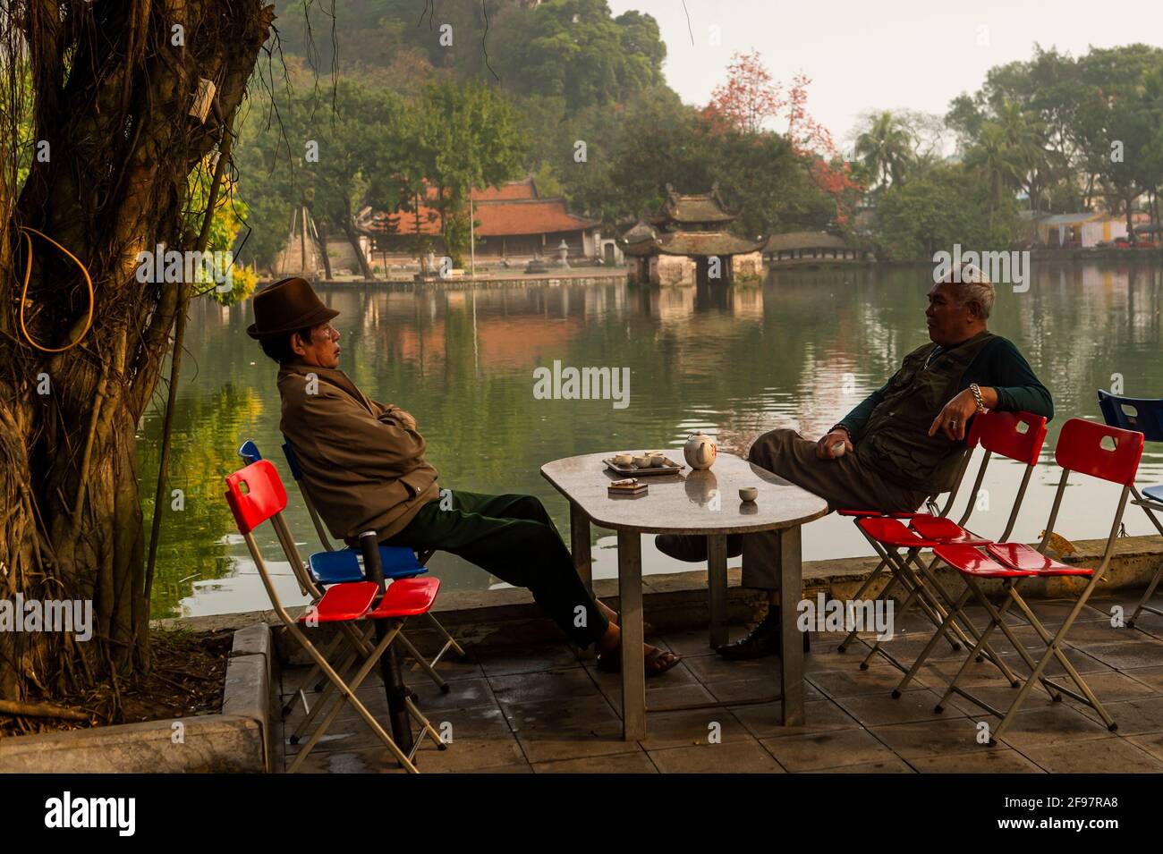 Vietnam, Tay, Pagode Tay Phuong, aînés, table, asseyez-vous Banque D'Images
