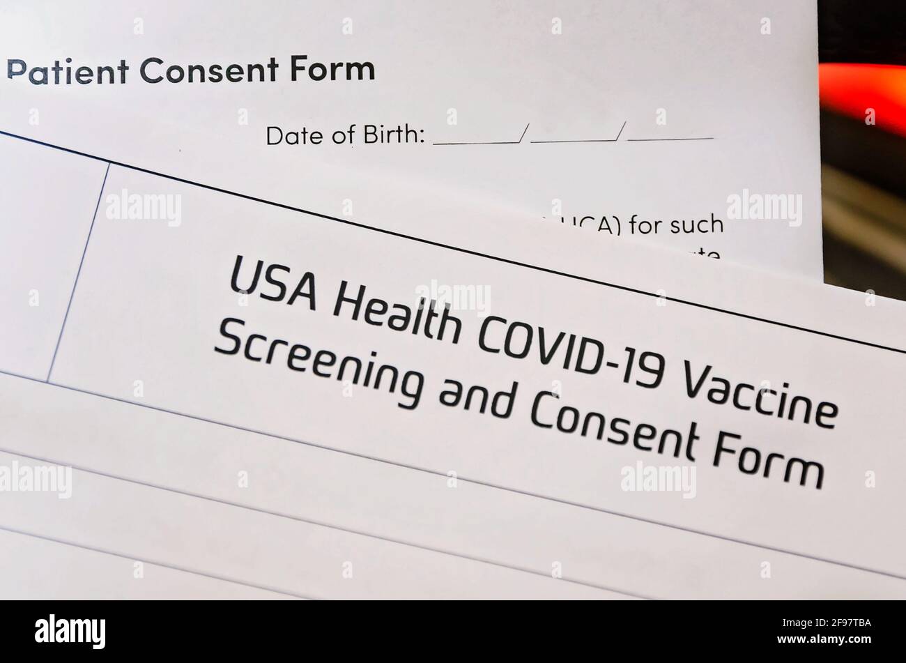 Un patient lit un formulaire de consentement avant de recevoir la première dose du vaccin COVID-19 de Pfizer-BioNTech, le 19 mars 2021, à Mobile, en Alabama. Banque D'Images