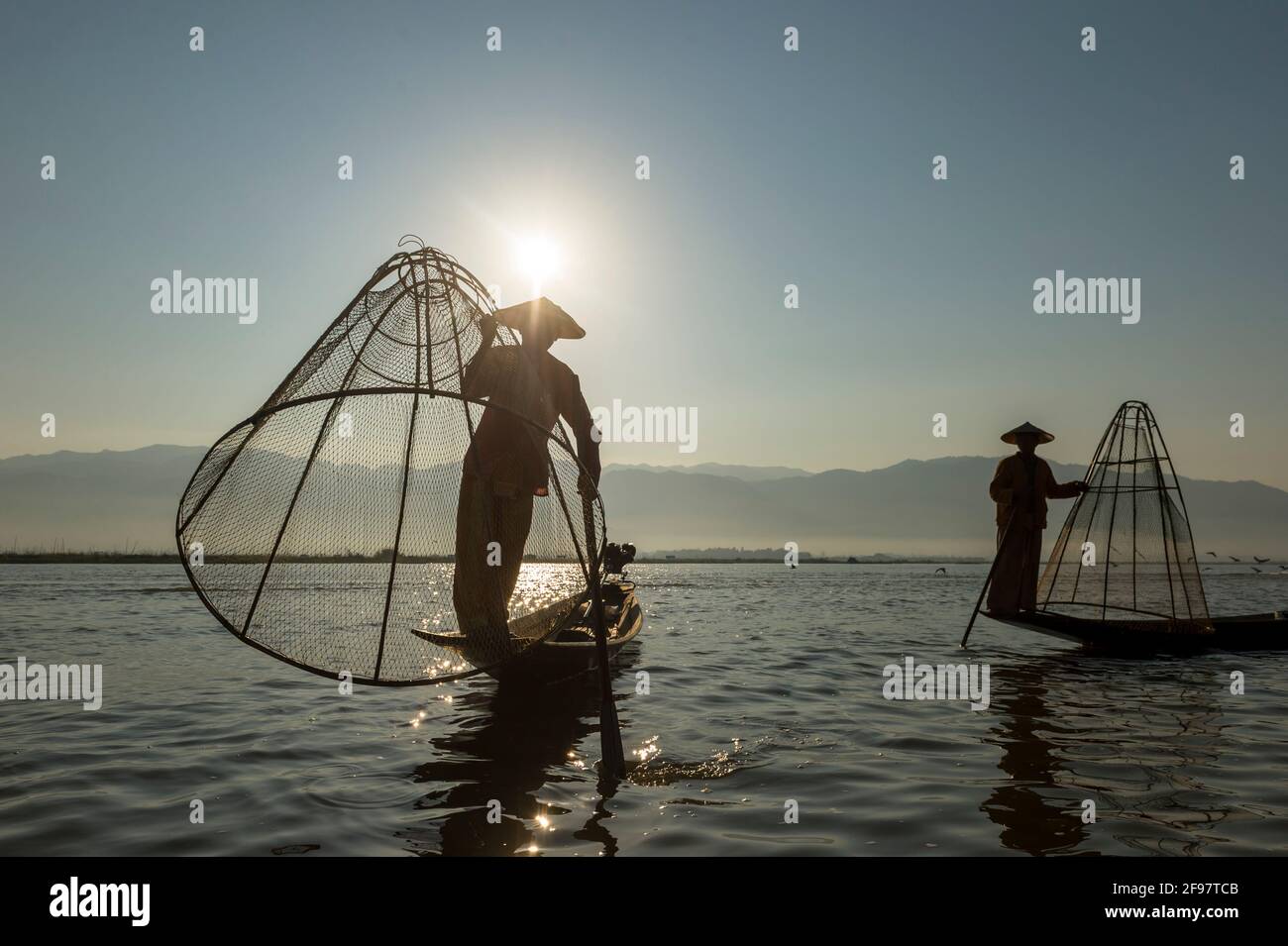 Myanmar, scènes au lac Inle (lac Inle) au coucher du soleil avec des pêcheurs à une jambe Banque D'Images