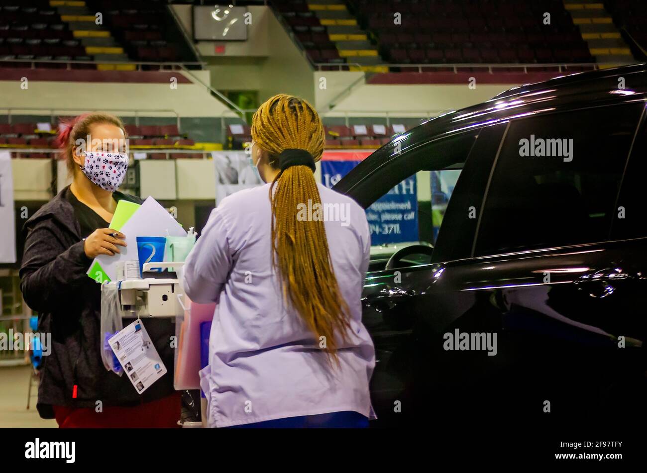 Les travailleurs de la santé des États-Unis se préparent à administrer le vaccin COVID-19 à un conducteur au site de vaccination COVID-19 de l'hôpital, au drive-in de Mobile, en Alabama. Banque D'Images