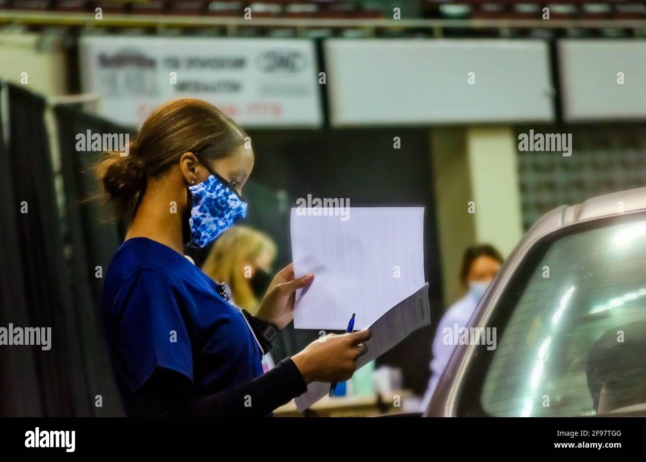 Un travailleur de la santé aux États-Unis se prépare à administrer le vaccin COVID-19 à un conducteur sur un site de vaccination au drive-in COVID-19 à Mobile, en Alabama. Banque D'Images