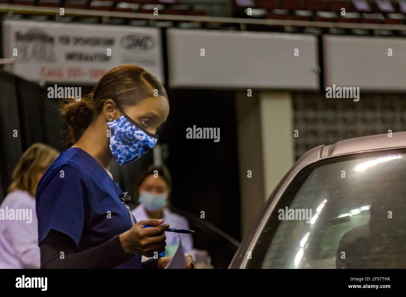 Un travailleur de la santé aux États-Unis se prépare à administrer le vaccin COVID-19 à un conducteur sur un site de vaccination au drive-in COVID-19 à Mobile, en Alabama. Banque D'Images