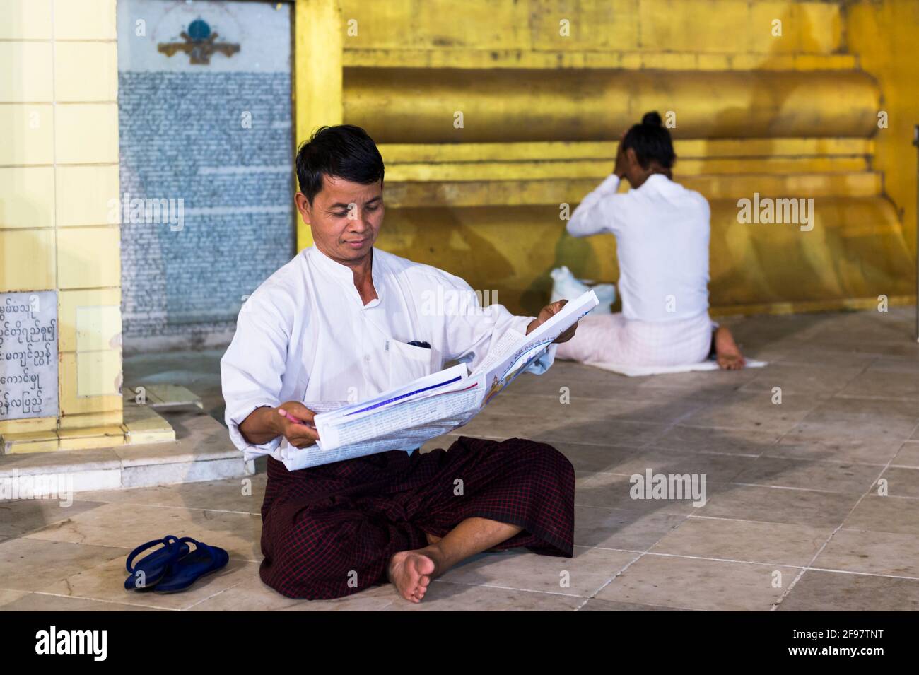 Myanmar, Yangon, la Pagode du Sule, croyants, homme, lire, Banque D'Images