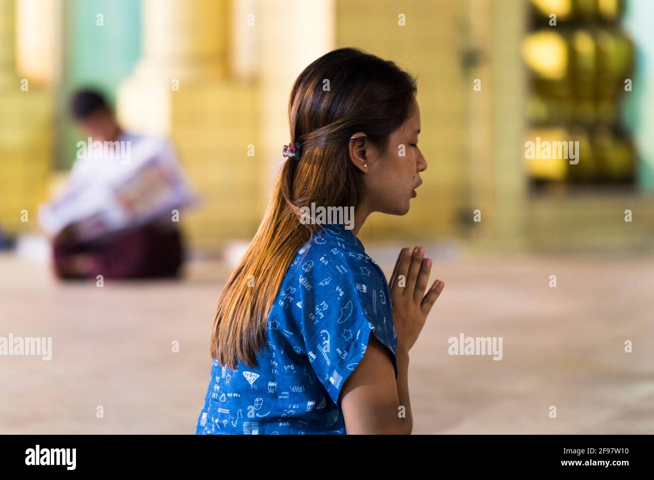 Myanmar, Yangon, la Pagode de Sule, femme, yeux fermés, priez, Banque D'Images