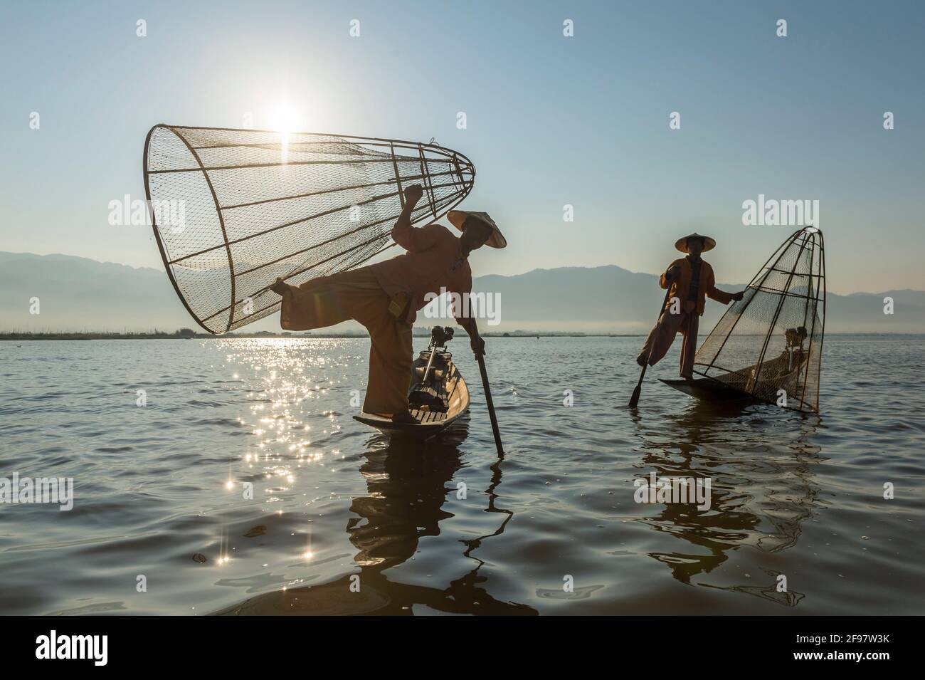 Myanmar, scènes au lac Inle (lac Inle) au coucher du soleil avec des pêcheurs à une jambe Banque D'Images