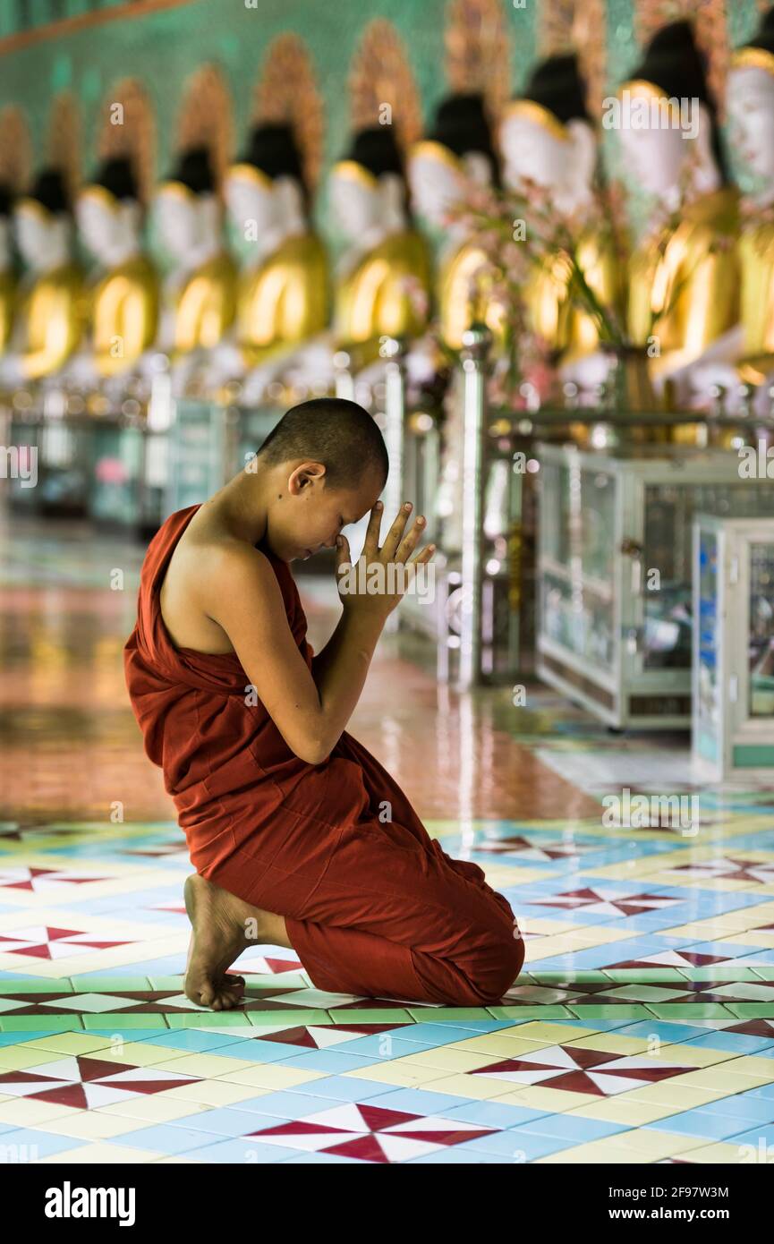 Myanmar, la Pagode Umin Thounzeh, moine, prière, profil Banque D'Images