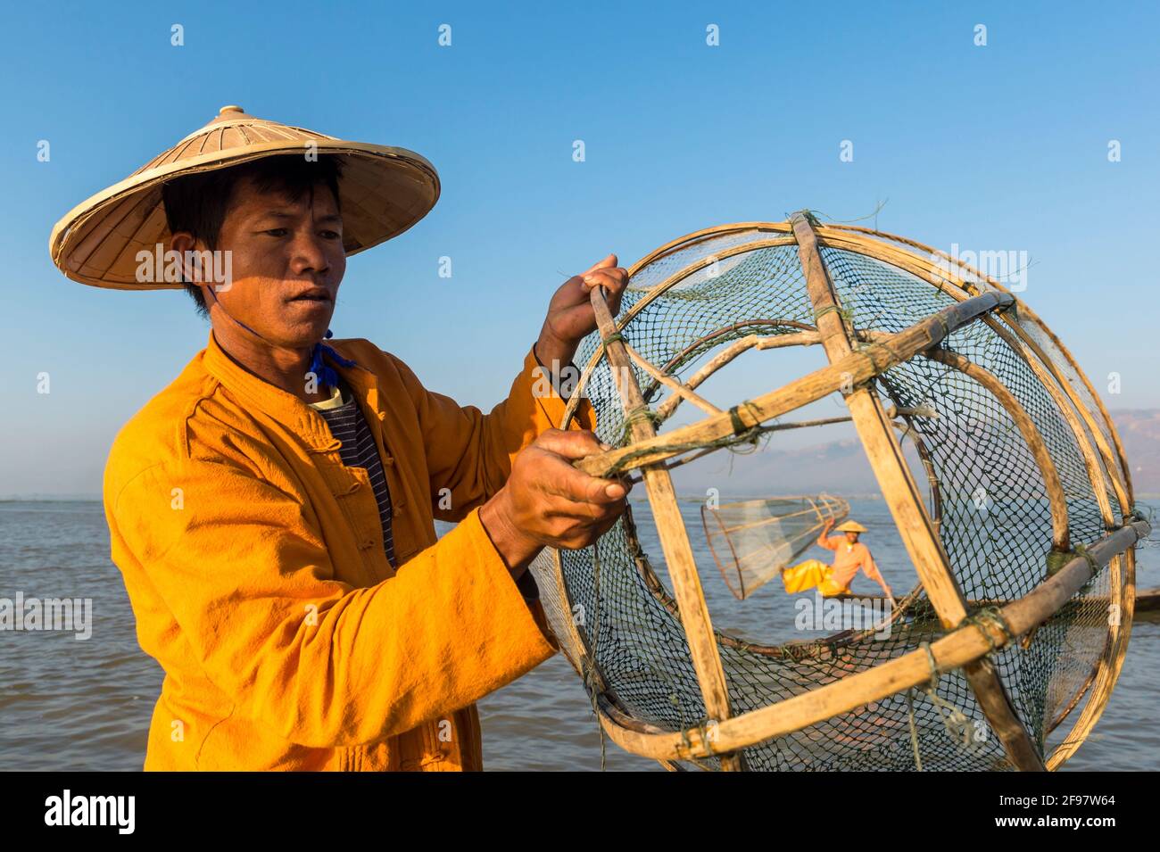 Myanmar, scènes au lac Inle (lac Inle) au coucher du soleil avec des pêcheurs à une jambe Banque D'Images