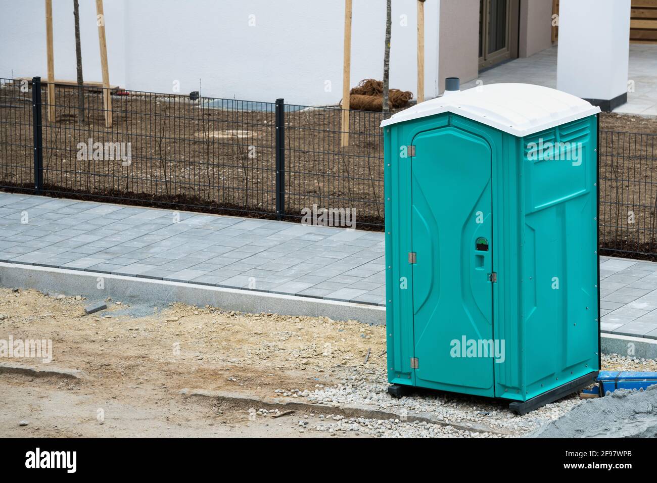 louez une toilette mobile pour les ouvriers de la construction. Service d'un fournisseur régional et d'une société de services. copyspace Banque D'Images