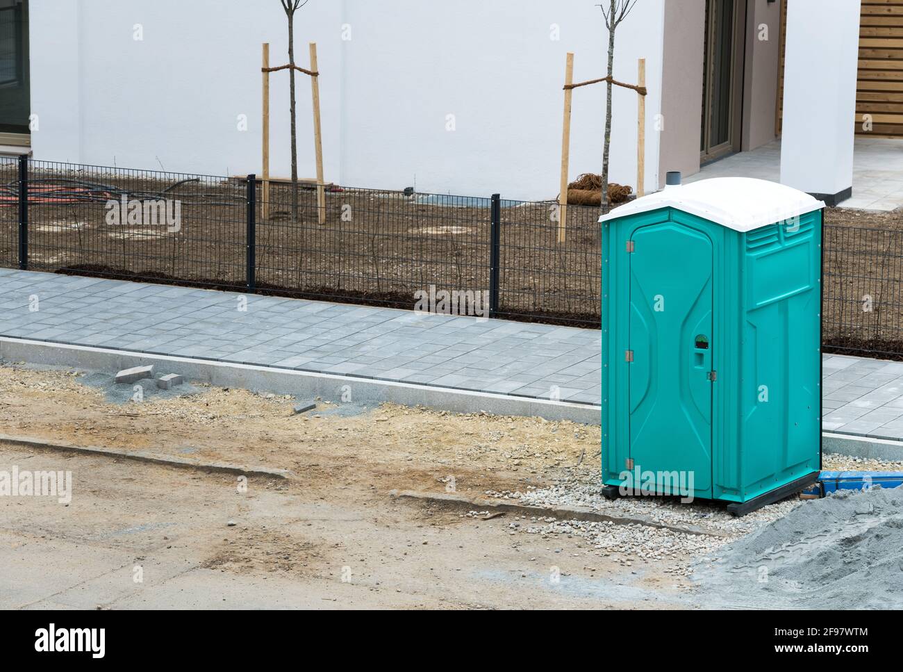 louez une toilette mobile pour les ouvriers de la construction. Service d'un fournisseur régional et d'une société de services. copyspace Banque D'Images
