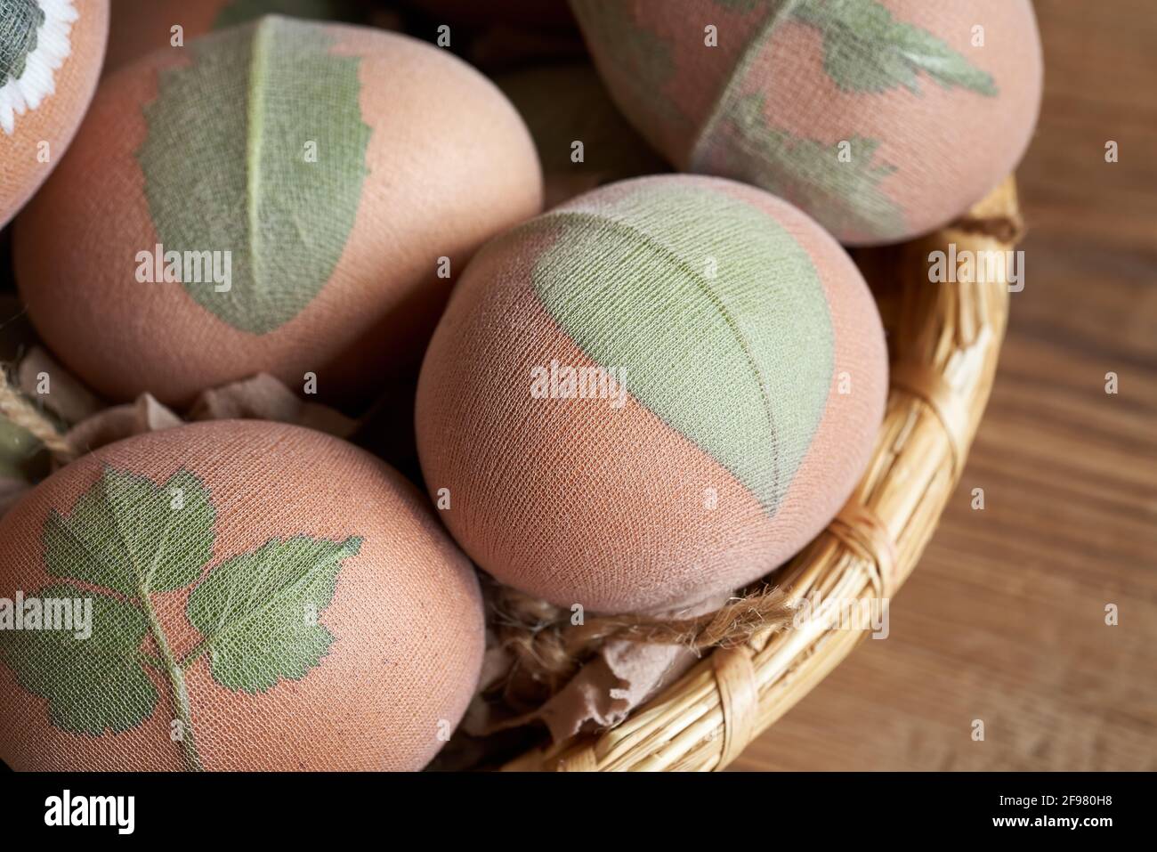 Oeufs de Pâques crus avec des pains frais attachés à eux - préparation pour la teinture avec des pelures d'oignon Banque D'Images