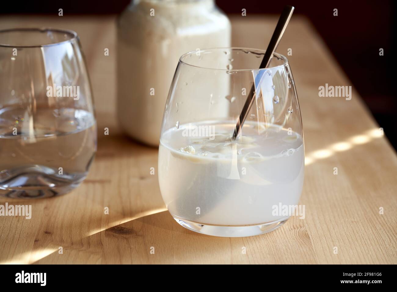 Préparation d'une boisson saine à partir de protéines de lactosérum et eau dans un verre Banque D'Images