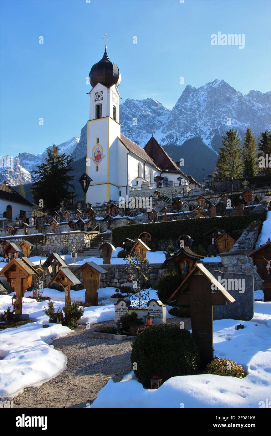 Église paroissiale Saint-Jean-Baptiste avec großem Waxenstein à Grainau, cimetière, Osterfelder, Europe, Allemagne, Bavière, haute-Bavière, Zugspitzland, Europe, Banque D'Images