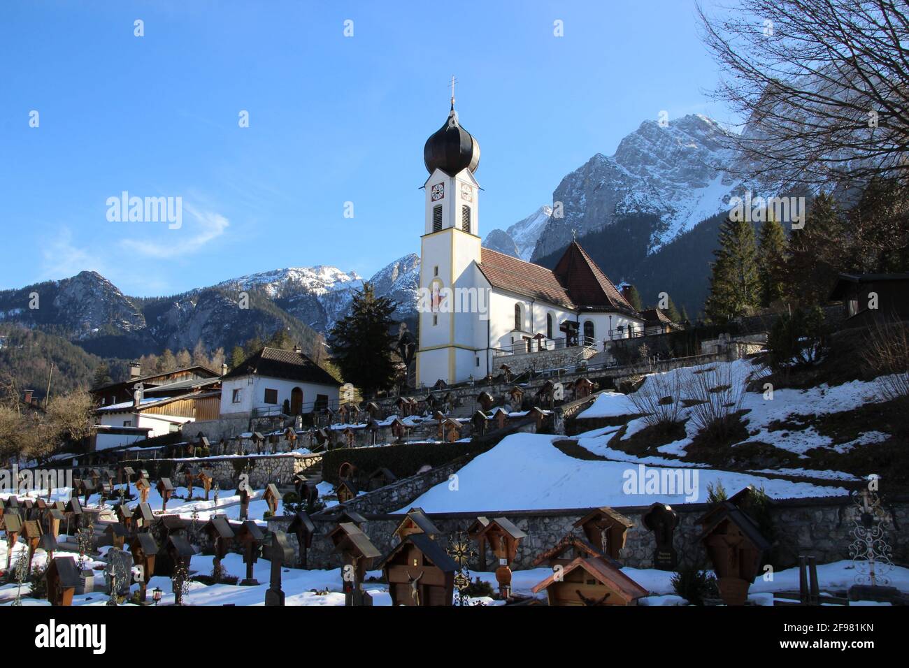 Église paroissiale Saint-Jean-Baptiste avec großem Waxenstein à Grainau, cimetière, Osterfelder, Europe, Allemagne, Bavière, haute-Bavière, Zugspitzland, Europe, Banque D'Images