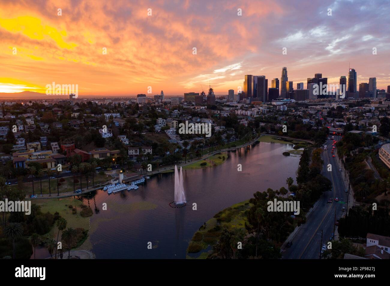 Un lever de soleil spectaculaire au-dessus du lac Echo Park avec le centre-ville de Los Horizon d'Angeles au loin Banque D'Images