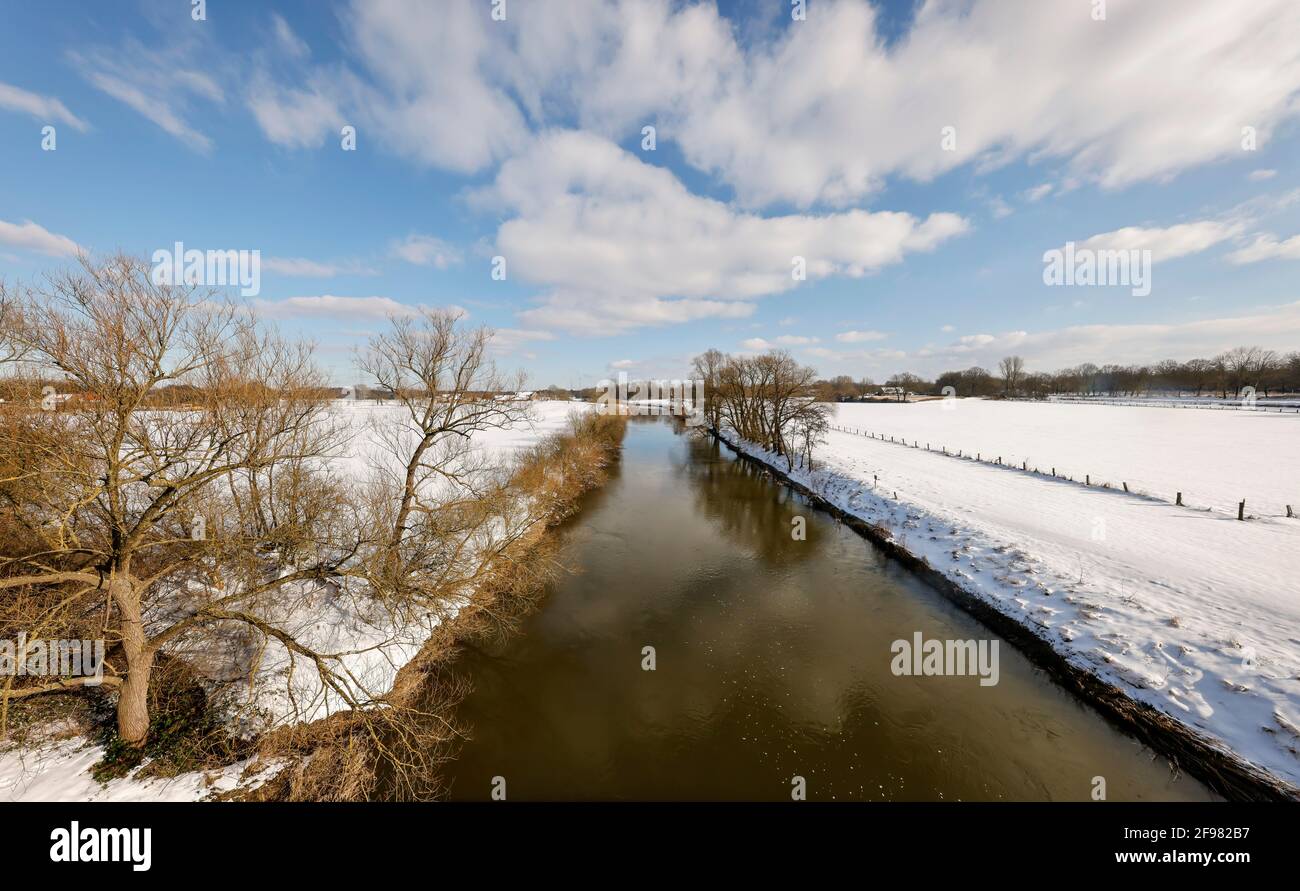 Schermbeck, Rhénanie-du-Nord-Westphalie, Allemagne - Paysage hivernal ensoleillé dans la région de la Ruhr, glace et neige sur la Lippe. Banque D'Images