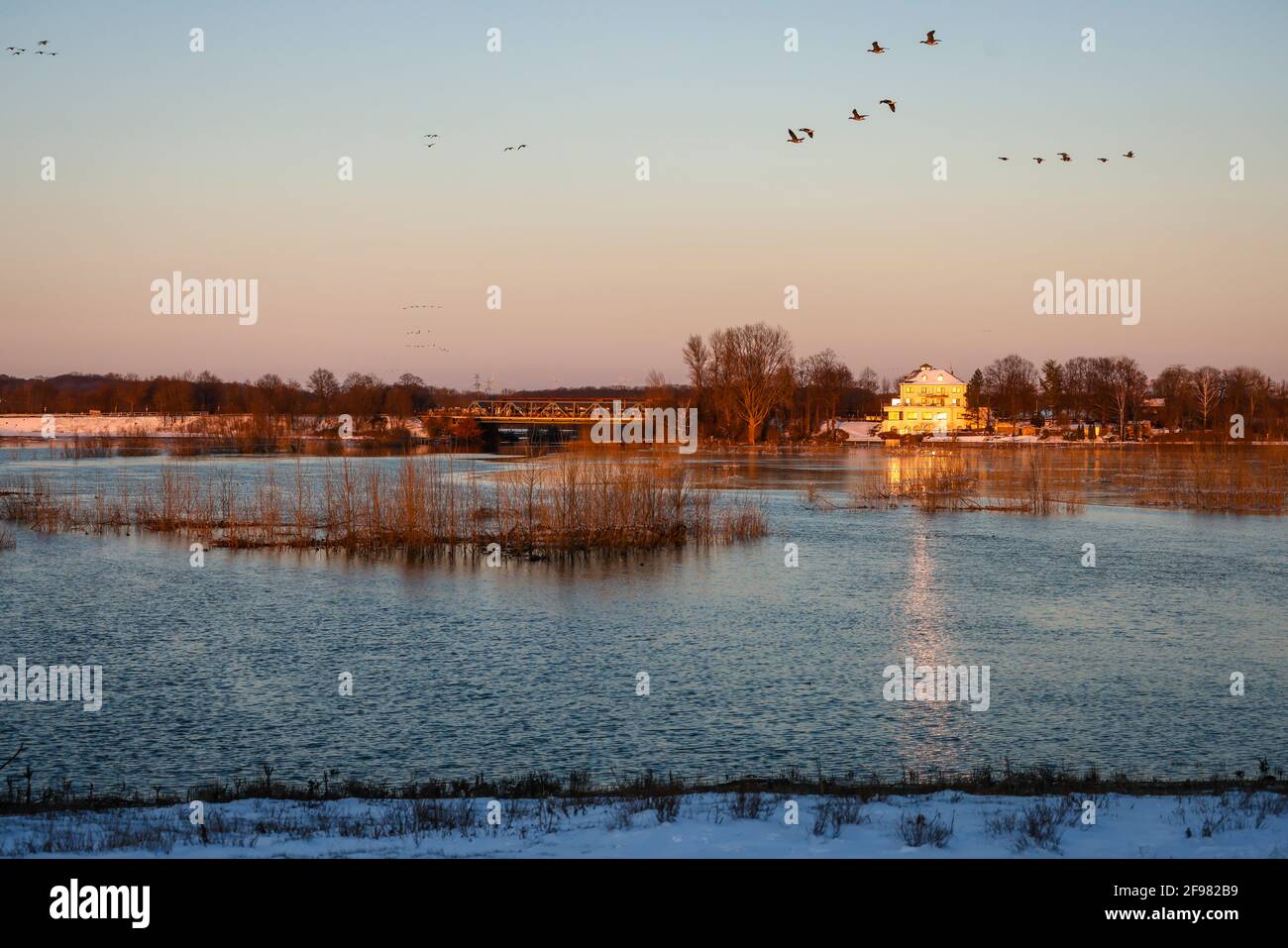 Wesel, Rhénanie-du-Nord-Westphalie, Allemagne - Ensoleillé paysage d'hiver dans la région de la Ruhr, glace et neige sur la Lippe, Lippeauen peu avant la confluence avec le Rhin, sur la droite le Lippeschlößchen. Banque D'Images