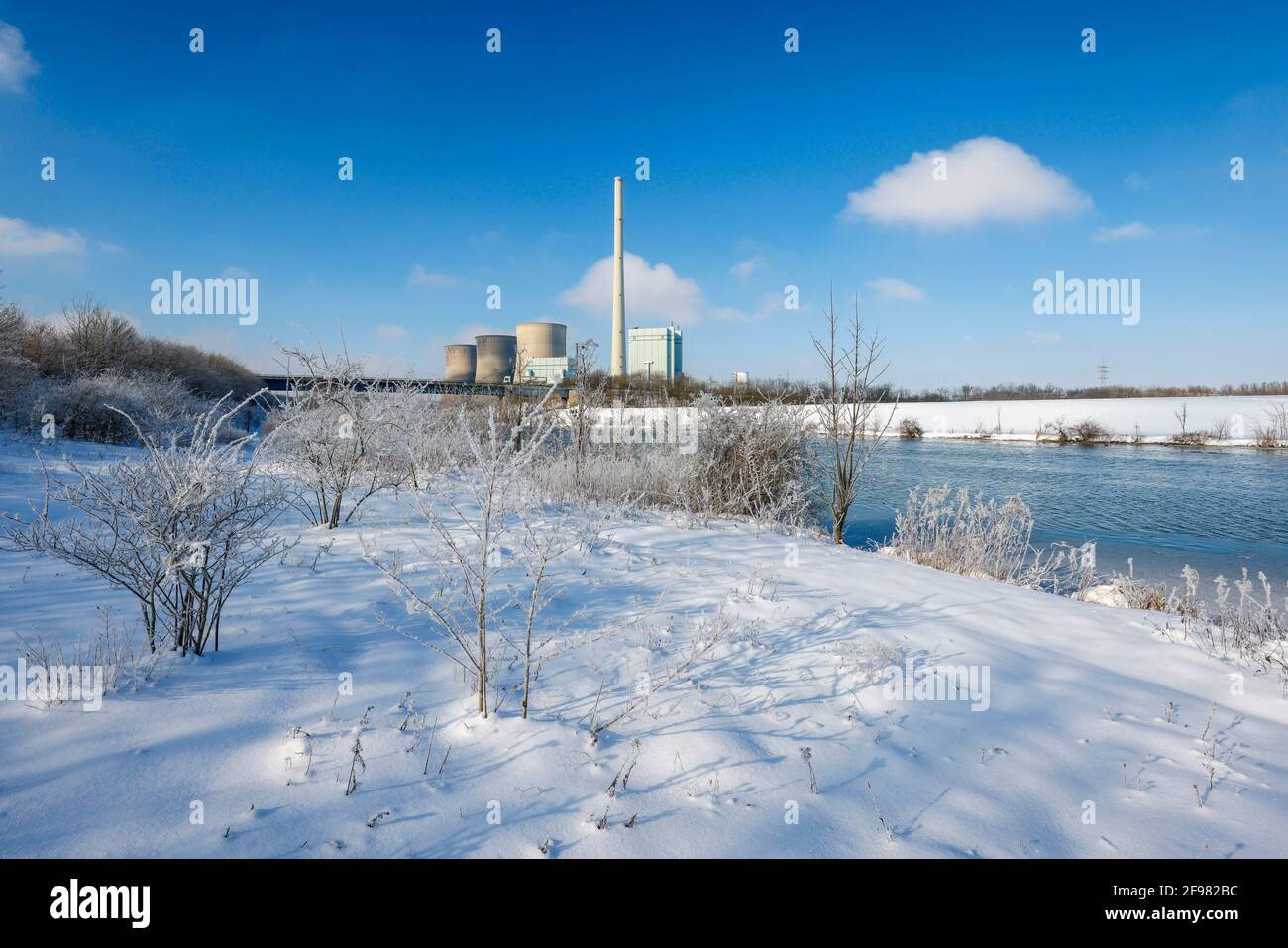 Hamm, Rhénanie-du-Nord-Westphalie, Allemagne - Paysage hivernal ensoleillé dans la région de la Ruhr, glace et neige sur la Lippe, à l'arrière de la centrale à gaz RWE Gersteinwerk. Banque D'Images