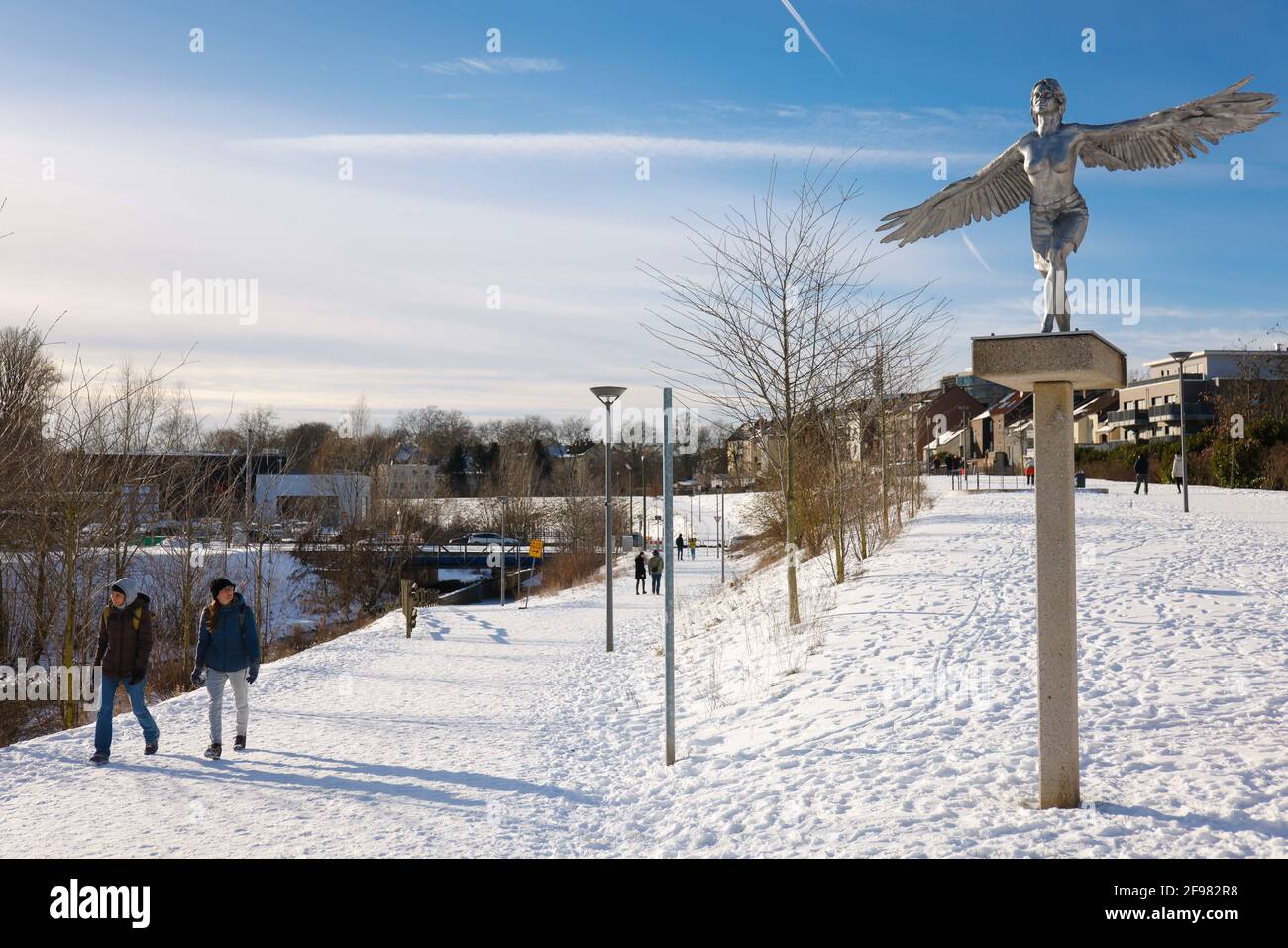 Dortmund, Rhénanie-du-Nord-Westphalie, Allemagne - Emscherkunst dans la région de la Ruhr en hiver avec glace et neige au lac Phoenix, ESPRITS DE LA VALLÉE DE L'EMSCHER, VOGELFRAU, 2016, Studio Orta. Banque D'Images