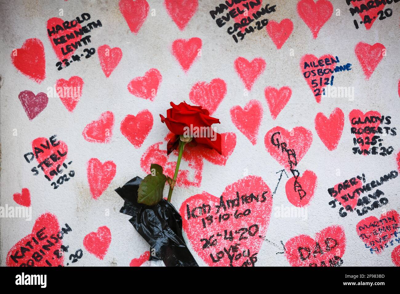 Londres, Royaume-Uni. 13 avril 2021. Le mur commémoratif national du COVID - cœur rouge dessiné à la main sur un mur en face des chambres du Parlement. Crédit: Waldemar Sikora Banque D'Images