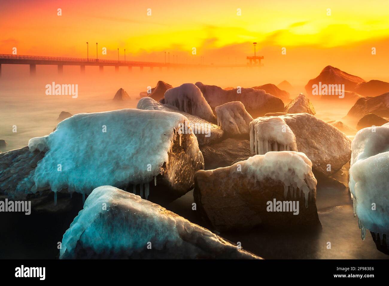 Mer glacée - très froid matin d'hiver au bord de la mer côte Banque D'Images