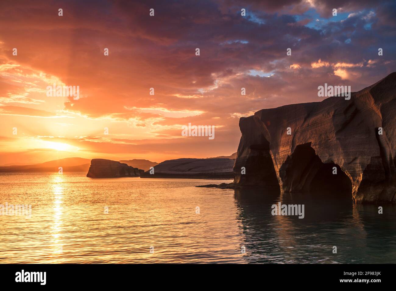 Île de Milos - Sarakiniko rochers au lever du soleil Banque D'Images