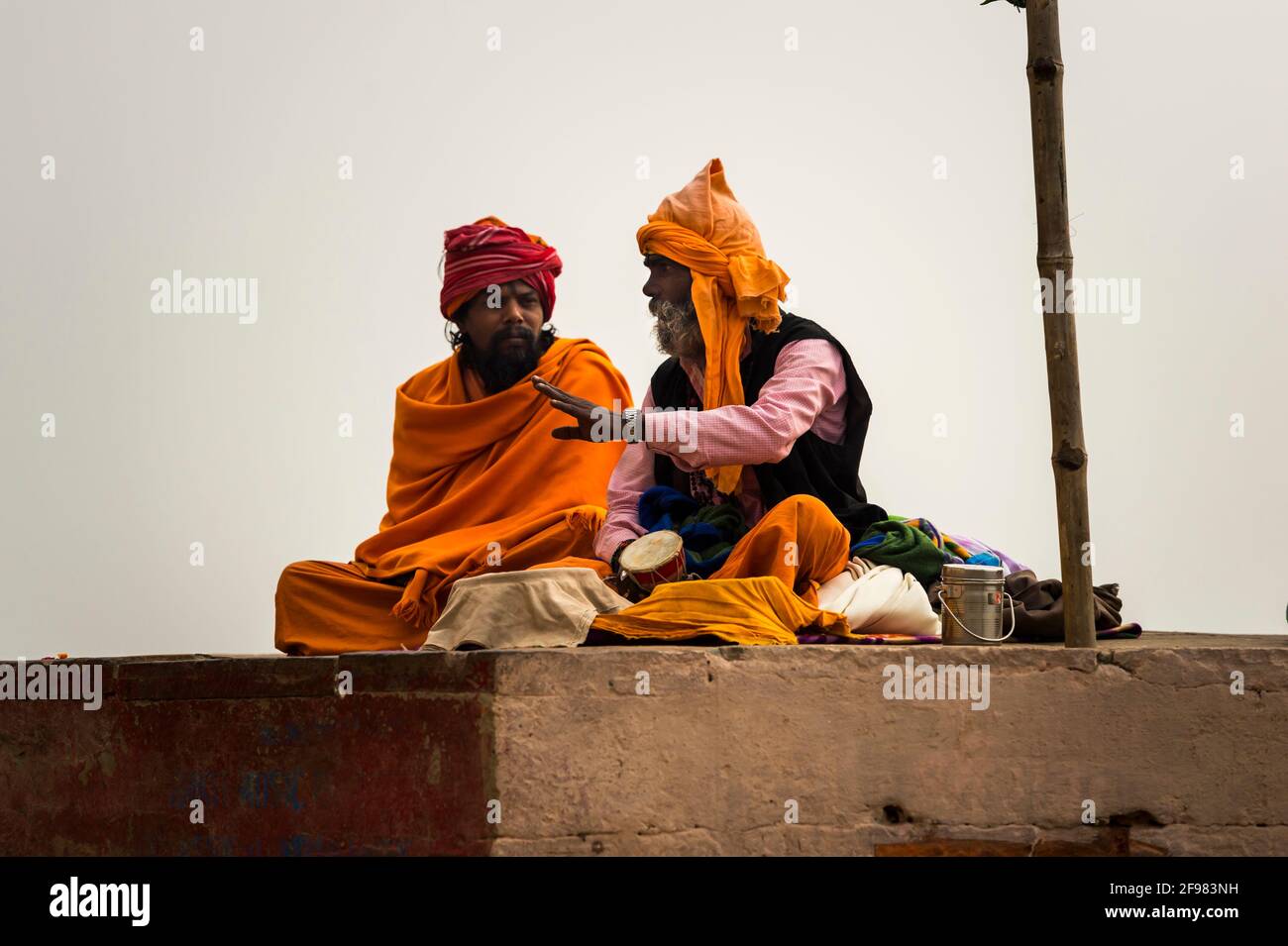 Inde, Varanasi, Sadhus sur le Gange Banque D'Images