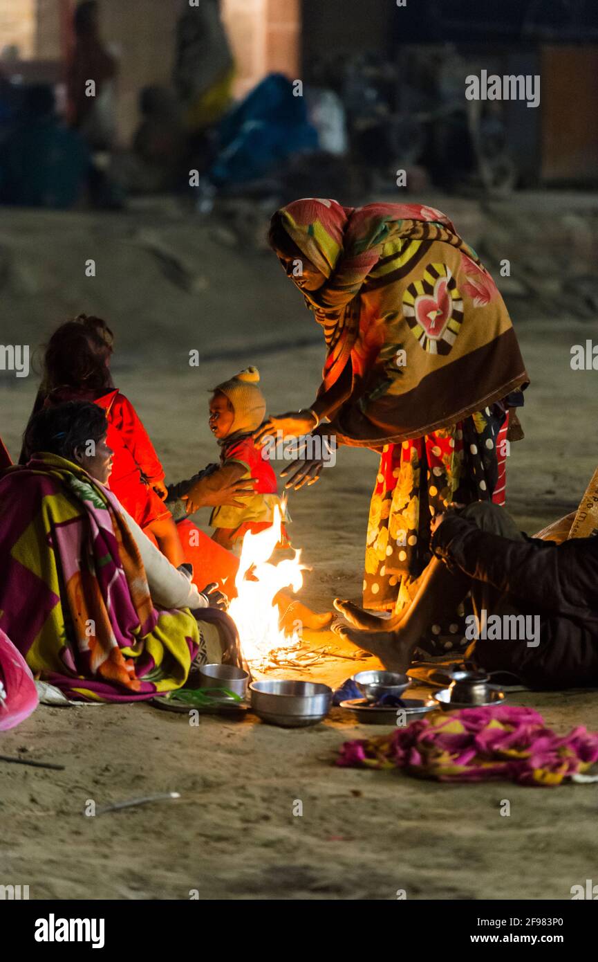 Inde, Varanasi, scènes à ASI Ghat, femmes, bébé, cheminée, soirée Banque D'Images