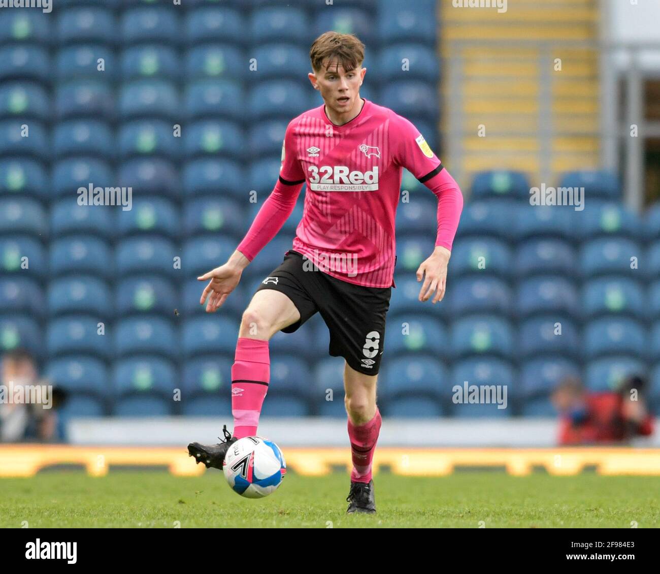 Blackburn, Royaume-Uni. 16 avril 2021. Max Bird #8 du comté de Derby en action pendant le match à Blackburn, Royaume-Uni le 4/16/2021. (Photo de Simon Whitehead/News Images/Sipa USA) crédit: SIPA USA/Alay Live News Banque D'Images