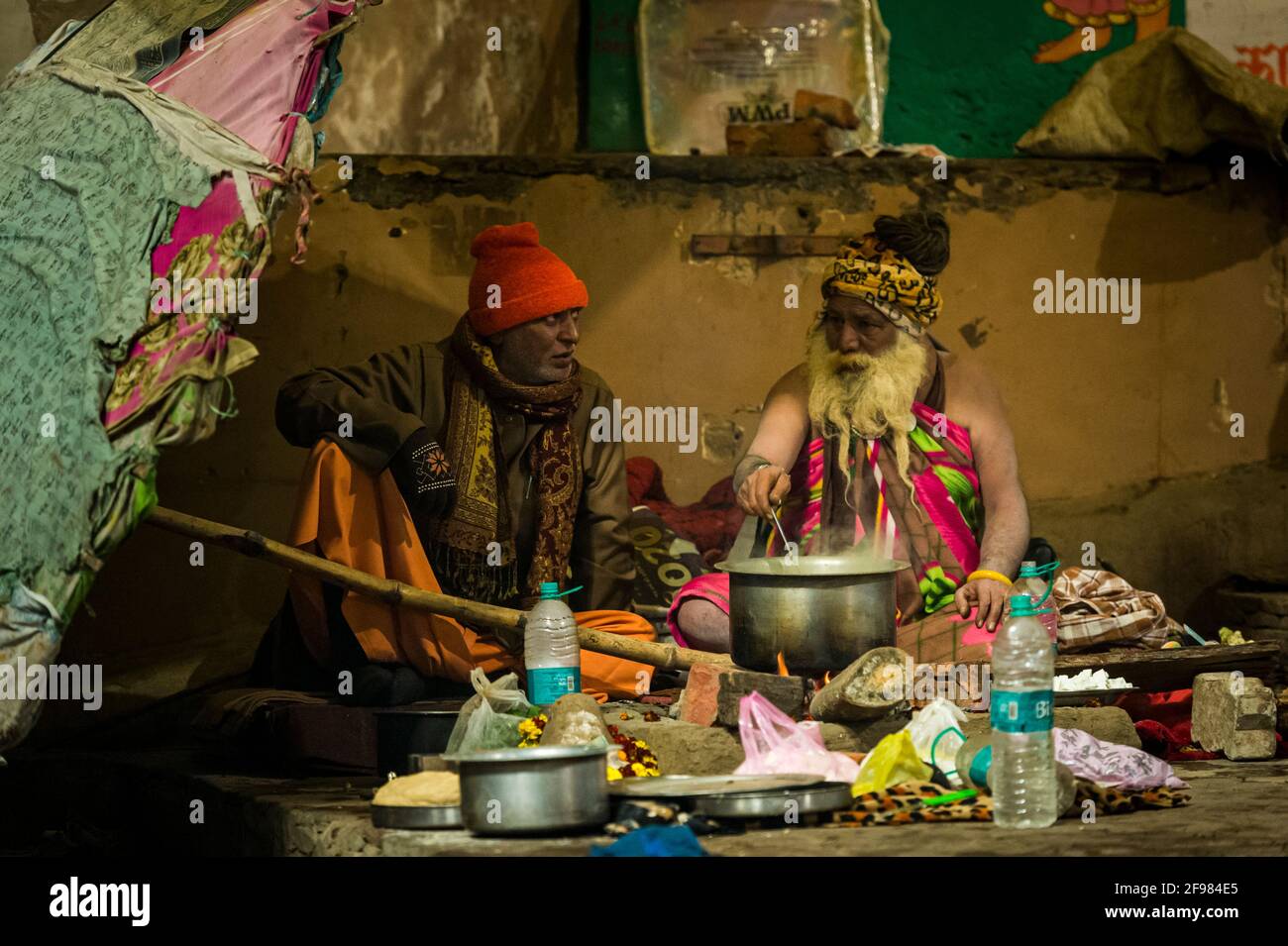 Inde, Varanasi, scènes à Dasaswamedh Ghat, man, Sadhu, camp, Banque D'Images